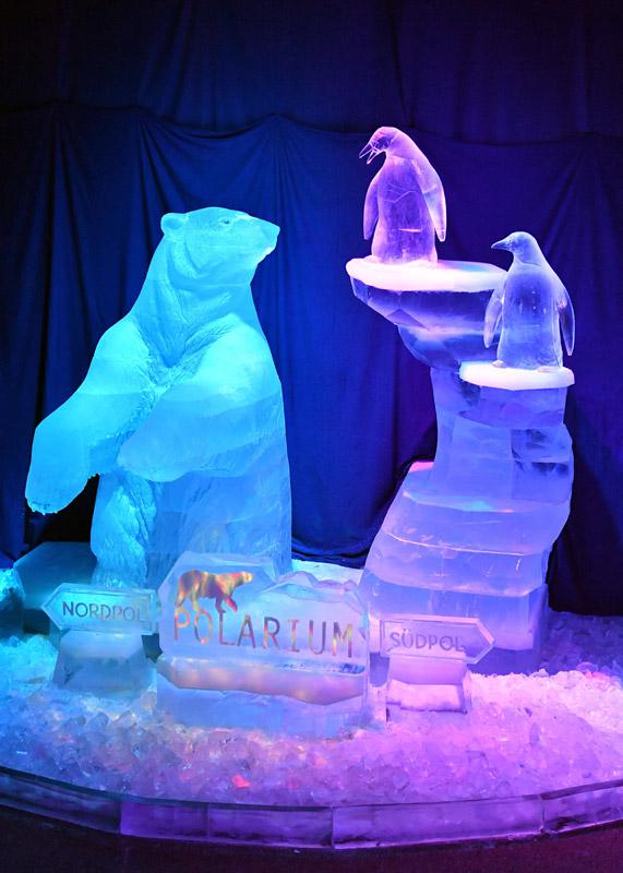 Riesiger Eis-Eisbär macht neugierig auf Eröffnung des POLARIUM