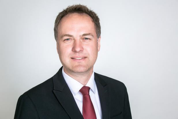 Senator Holger Matthäus bittet um manuelle Unterstützung bei der Reinigung des Strandes