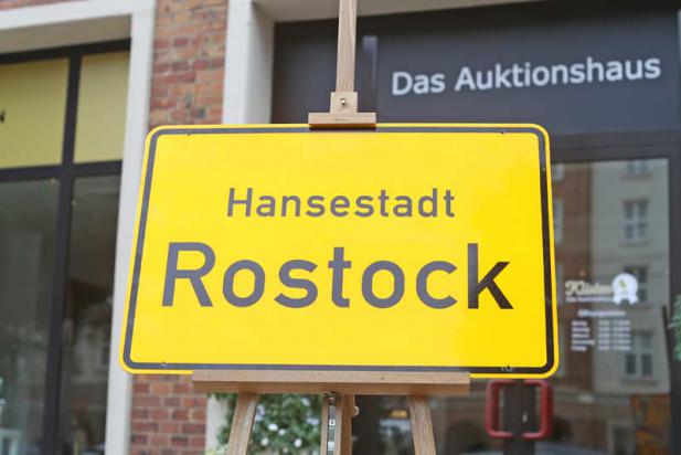 Ehemalige Ortseingangsschilder können bei Rostock Auktion ersteigert werden