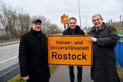 Rostock nennt sich künftig „Hanse- und Universitätsstadt“ Erstes neues Ortseingangsschild installiert
