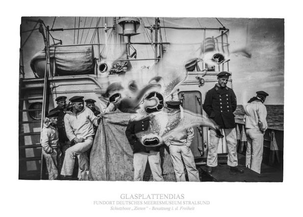 Meeresmuseum auf dem Traditionsschiff zu Gast: Neue Fotoausstellung zeigt Vergänglichkeit von historischem Bildmaterial