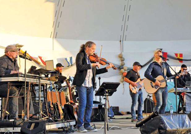 Open-Air am Meer – Rauch auf dem Wasser