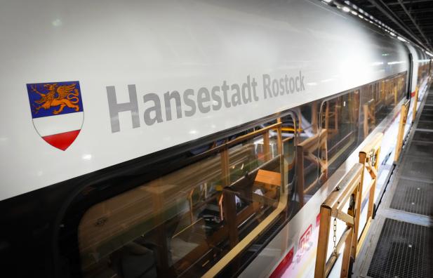 Neuer ICE „Hansestadt Rostock“ wirbt auf Deutschlands Schienen für die Stadt
