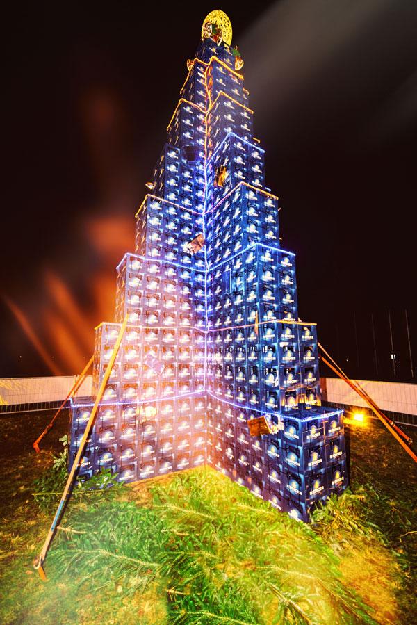 Weihnachtsbaum mal anders: Rostock(er) glänzt mit ungewöhnlichem Bierkisten-Baum