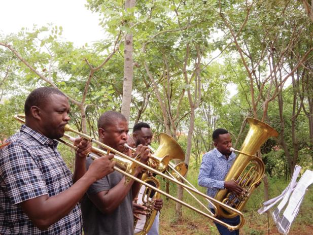 Ein Container voll Hoffnung – Caroline Siegmund sammelt für das Musikhaus Iringa