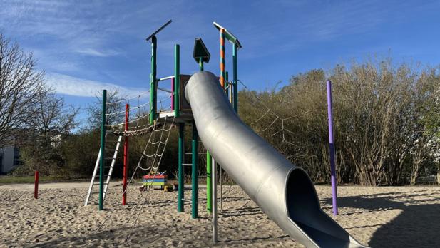Von Spinnen in Netzen, Gorillas in Bäumen und bunten Papageien – In Toitenwinkel ist ein Dschungelspielplatz entstanden