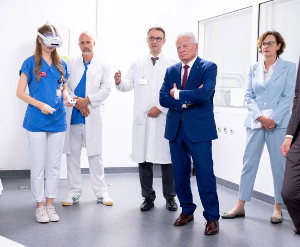 Bundespräsident a. D. Joachim Gauck besucht Universitätsmedizin Rostock und erlebt Spitzenmedizin hautnah