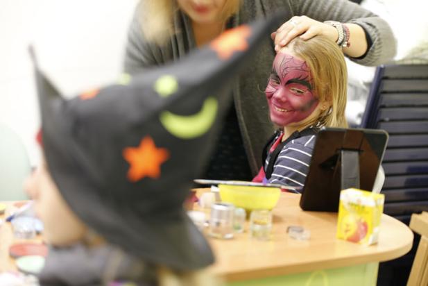 Rostock News: Erschreckend echt: Medizinstudentinnen und -studenten schminken realistische Wunden zu Halloween