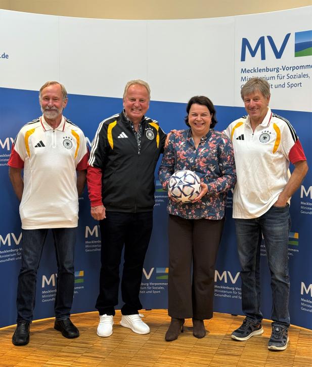 Rostock Sport: Mit 70 im Nationaltrikot - Rostocker Trio fliegt zur Fußball-WM