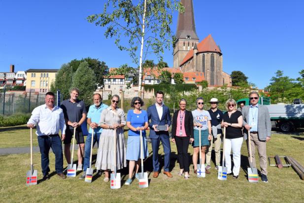 Rostock News: Ein Baum für die Völkerverständigung