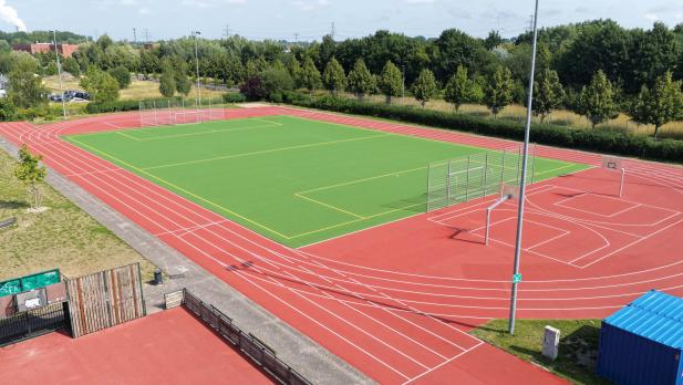 Rostock News: Sportplatz in Dierkow: Neuer Kunstrasen und sanierte Laufbahn für den Schul- und Vereinsspor