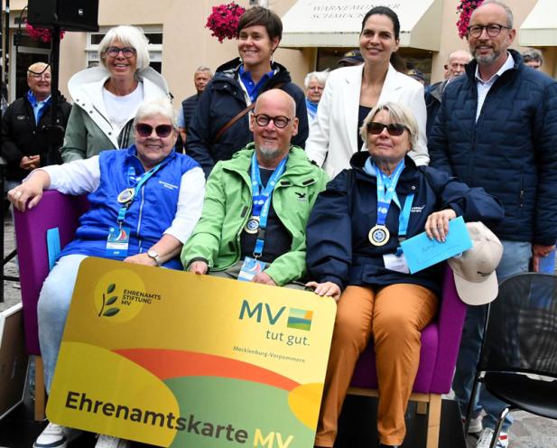 Überraschungsparty für drei Urgesteine der Warnemünder Woche