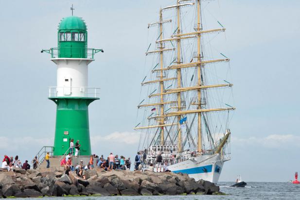 Ein Hauch Sail-Atmosphäre im herbstlichen Warnemünde