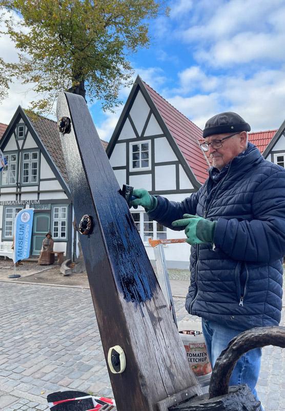 Historischer Stockanker mit traditionellem Buchenteer geschützt