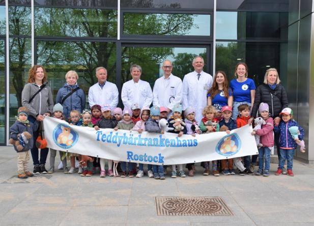 Rostock News: Theo nimmt Kindern Angst vor dem Arzt