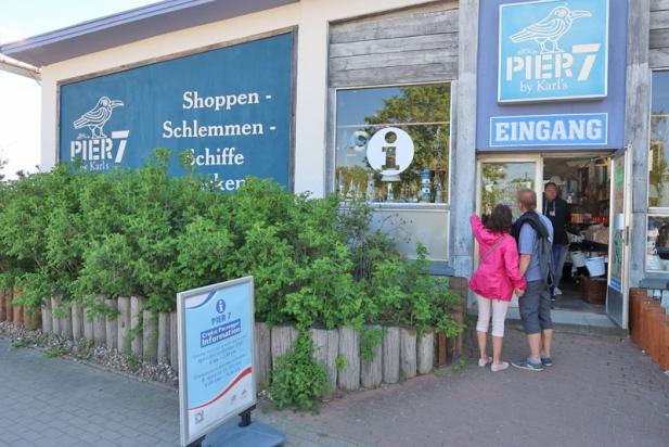 Ankunft an Karls Pier 7: Tourist-Info begrüßt internationale Gäste wieder in Warnemünde