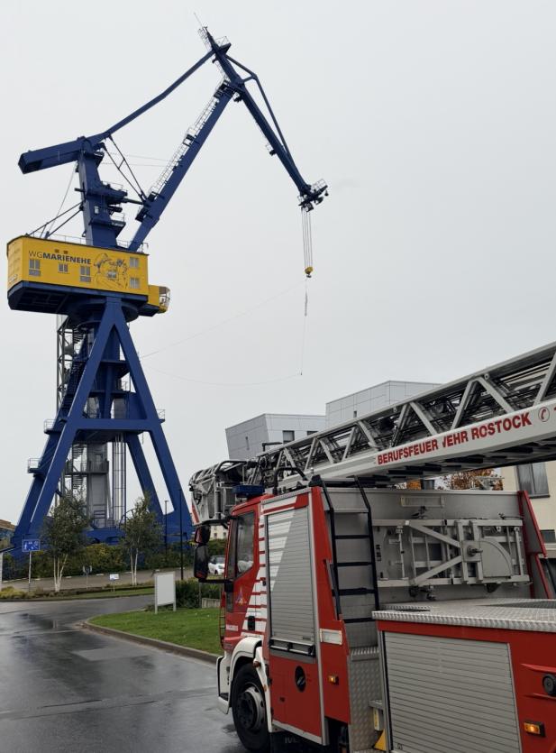 Historischer Hellingkran auf ehemaliger Neptunwerft: Sicherheitsmaßnahmen eingeleitet