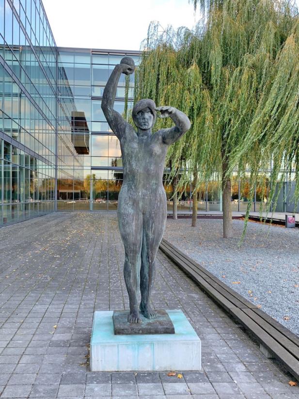 Bronzeskulptur „Kugelstoßerin“ erhält neuen Platz an der Universität Rostock