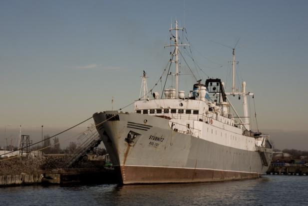 Motorschiff Stubnitz zum 45. Jubiläum ohne Handbreit Wasser unter dem Kiel