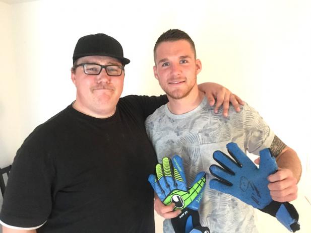 Mit Handschuh zum Abschied winken