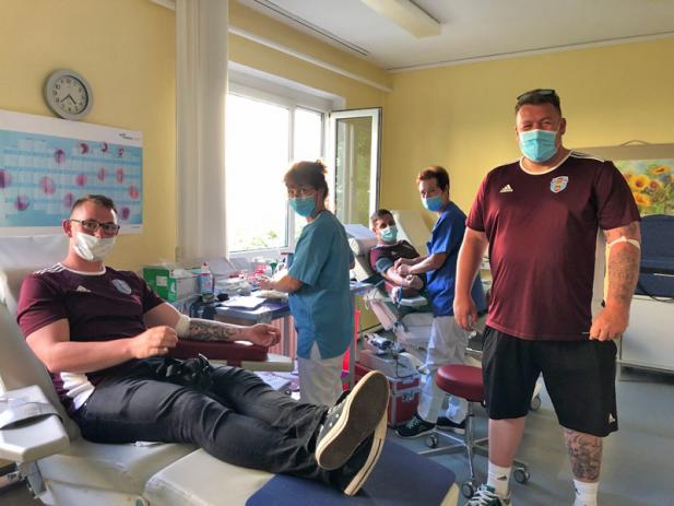 Amateurfußballer spenden Blut und Geld für die Unimedizin Rostock