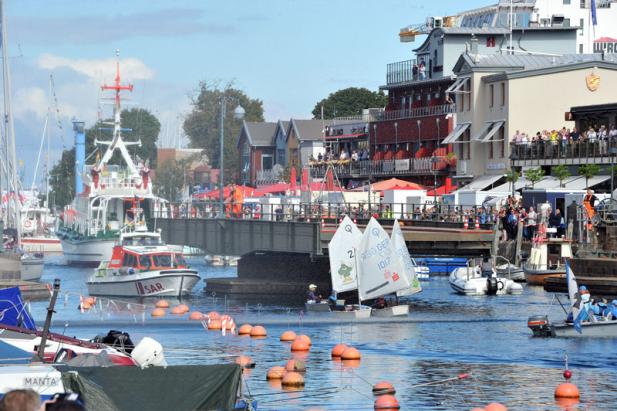 Warnemünder Brückenfest feiert Wahrzeichen mit Drehung, Tanz und Shantys