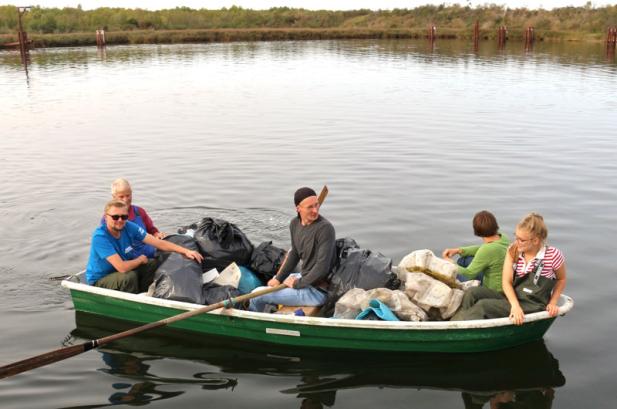 Mit Boot, Wathose und SUP ran an den Müll