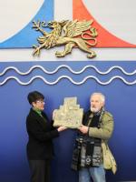 Bildhauer Erhard John beschenkt Rostock mit Relief