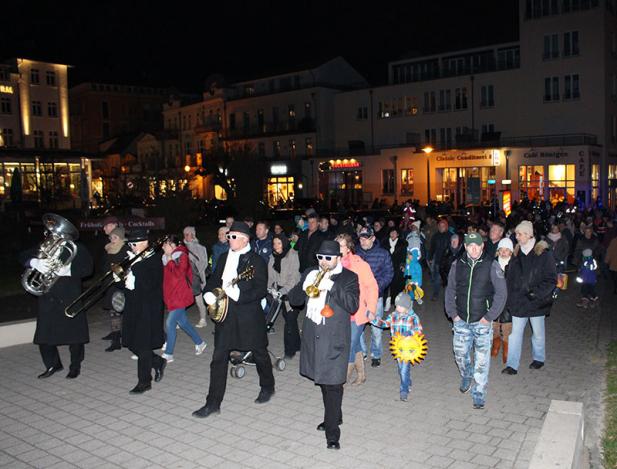 MARTINSTAG: MIT LATERNEN UND MUSIK DURCH WARNEMÜNDE