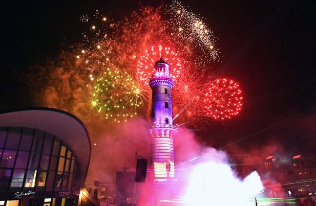 „FÜR EUCH“: TURMLEUCHTEN 2023 FEIERT WARNEMÜNDER LEUCHTTURM-JUBILÄUM UND EHRENAMT