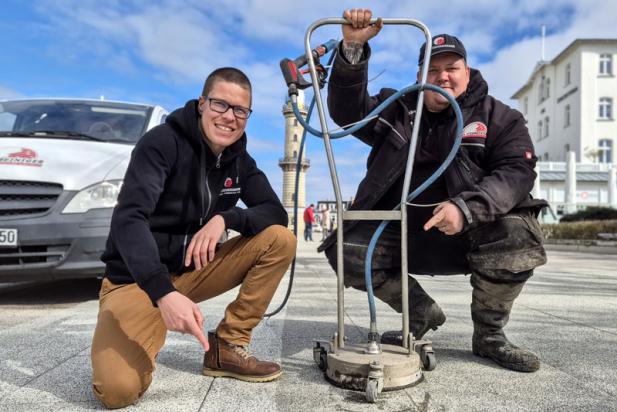 MIT HOCHDRUCK IN DIE STRANDSAISON: WARNEMÜNDE BEKOMMT DEN FRÜHJAHRSPUTZ
