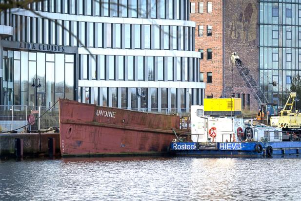 Die „MS Undine“ verlässt den Rostocker Stadthafen 