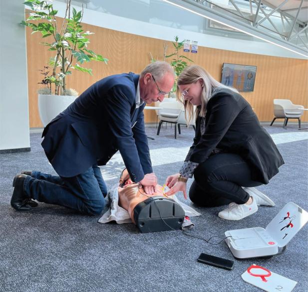 OstseeSparkasse Rostock stattet Filialen mit Defibrillatoren aus