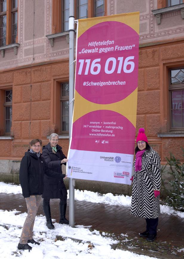 Die Universität Rostock setzt durch Fahnenhissen und weitere Initiativen Zeichen gegen Gewalt an Frauen und für Vielfalt