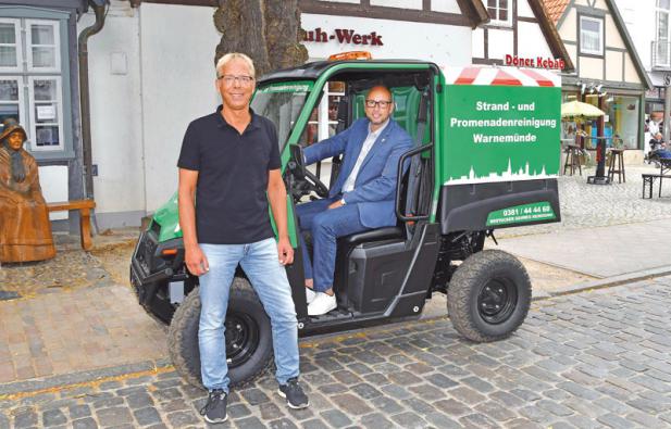 Neues Elektro-Fahrzeug unterstützt Strandreinigung in Warnemünde