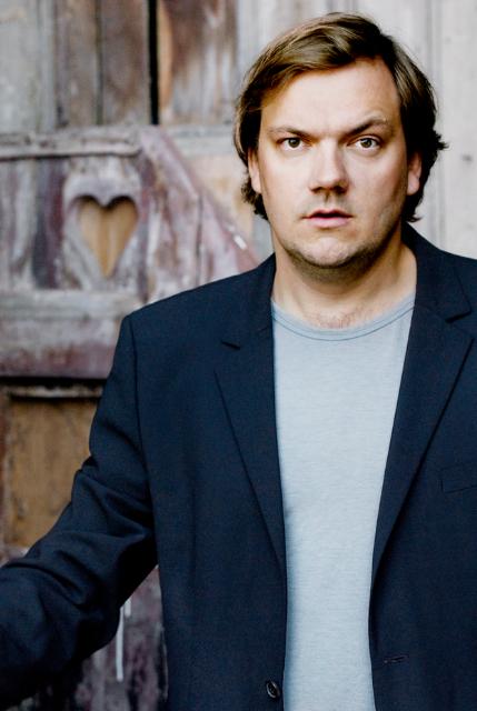Wurzelbetrachtungen - Charly Hübner im Interview