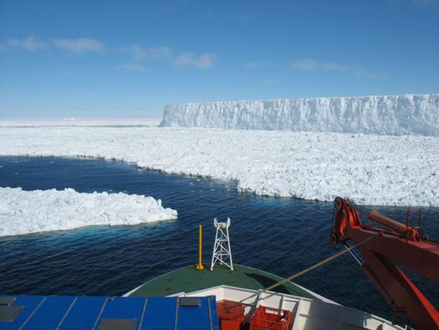 Forschungseisbrecher Polarstern bricht auf ins antarktische Weddellmeer